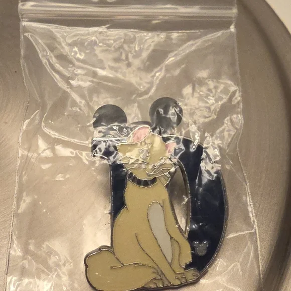 Disney Pin – Hidden Mickey 4 of 26 “D” Cat | Collector Disney Trading Pin - Picture 3 of 4